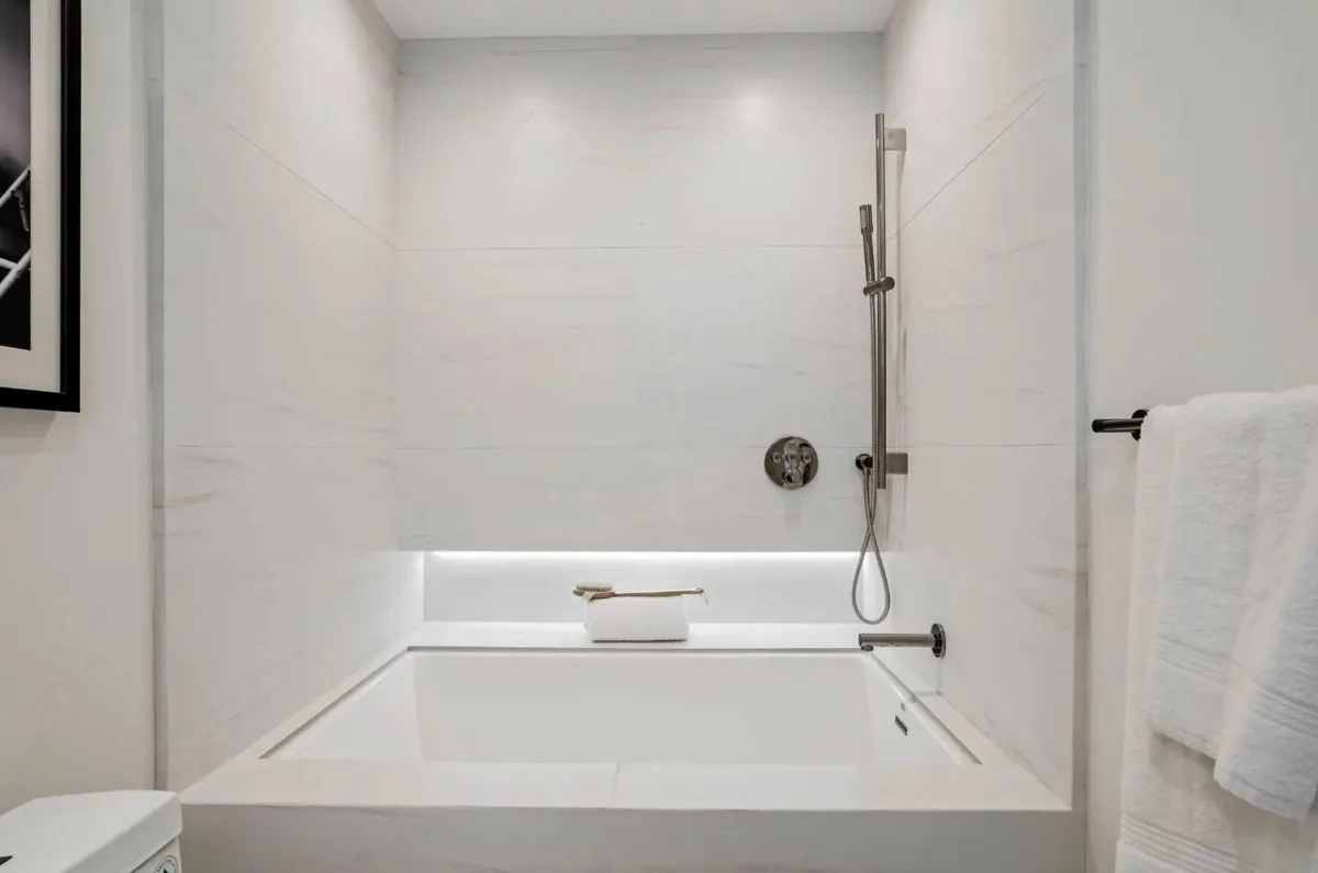 Marble-look porcelain guide